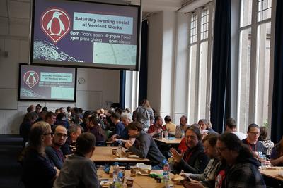 A busy relation room for lunch